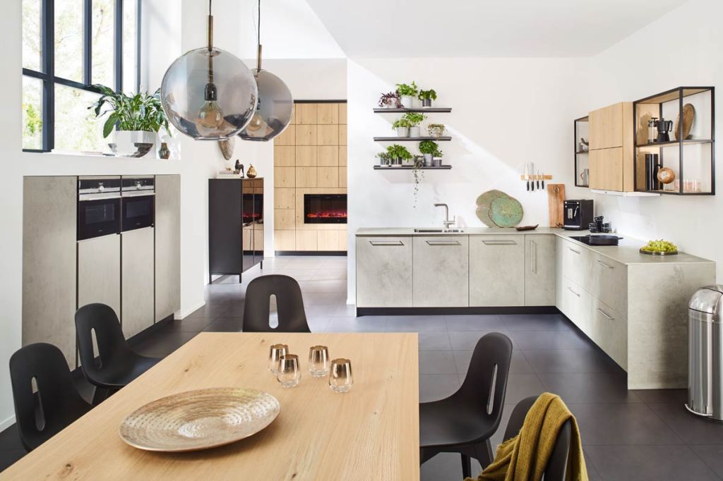 TOUT FEU TOUT FLAMME POUR LE NOUVEL ART DE VIVRE – des matériaux nobles
Les personnes exceptionnelles ont besoin d'endroits exceptionnellement beaux. Avec leur authenticité et leur vivacité, le chêne et la céramique véritable béton satin comblent tous nos souhaits de valeur et d'individualité. Ces deux matériaux procurent le sentiment de stabilité dans la maison. Les abattants sans poignée autour de la cheminée s'ouvrent sur simple pression du doigt – tout comme les portes des deux solitaires. Leurs lignes pures, soulignées par l'absence de poignées, met en valeur la beauté des matériaux utilisés. La vitrine en verre noir comme élément FreeSTYLE séduit par son élégance.