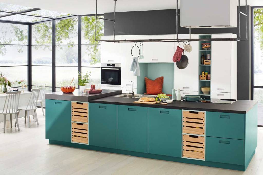 Expression indémodable avec des coloris design
Un langage intemporel des formes et un maximum de fonctionnalité sont réunis dans une même et seule cuisine. Les poignées en creux et le corps de meuble laqué velours semblent être d'un seul tenant. Le casier pour bouteilles et les coulissants en forme caisse en bois design attirent tous les regards. L'armoire haut est très talentueuse en matière de rangement. Elle a même de la place pour un petit coin douillet pour le chat et l'enfant. La preuve que l'élégance et la fonctionnalité ne sont pas incompatibles.
Les coulissants spéciaux facilitent le ravitaillement. Les casiers à pain et à légumes garantissent une hygiène parfaite, ils sont en outre dotés de paniers amovibles et d'un couvercle transparent. Les coulissants renforcés permettent de ranger les caisses de boissons. Les tiroirs intérieurs mettent de l'ordre dans les ustensiles de cuisine, du couteau éplucheur au tire-bouchon.